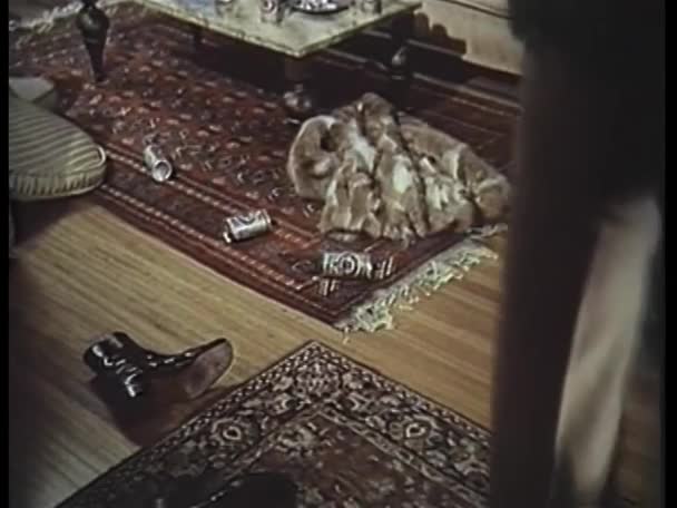 Homem Andando Sala Estar Bagunçada 1970 — Vídeo de Stock