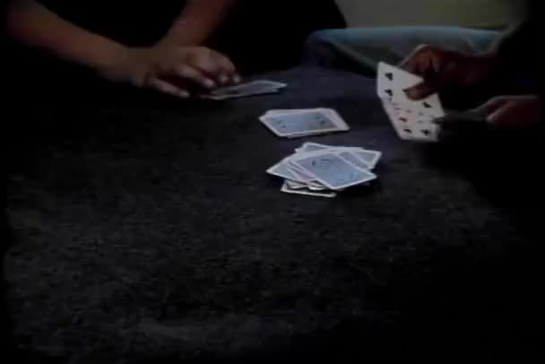 Tre Persone Che Giocano Carte Sullo Sfondo — Video Stock