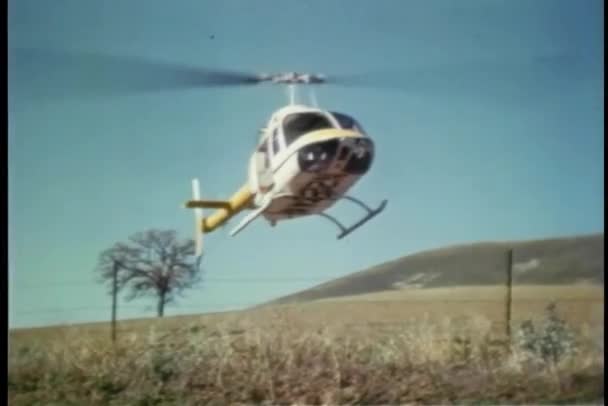 Helicóptero Equipado Com Câmera Filme Pousando Campo — Vídeo de Stock