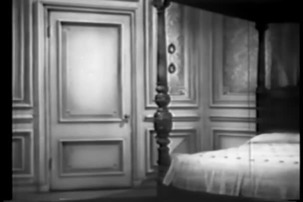 手の寝室のドアの開閉のワイド ショット — ストック動画