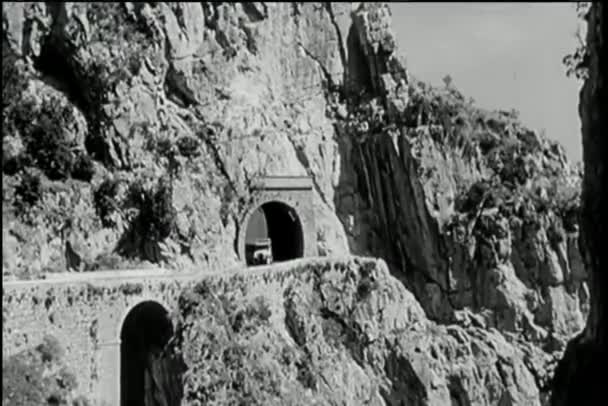 Longue Voiture Conduite Hors Tunnel Montagne — Video