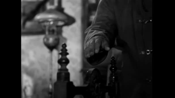 Человек Затушил Свечу Голыми Руками 1940 Годы — стоковое видео