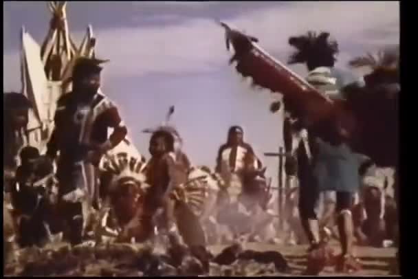 Nativos Americanos Dançando Redor Fogueira — Vídeo de Stock