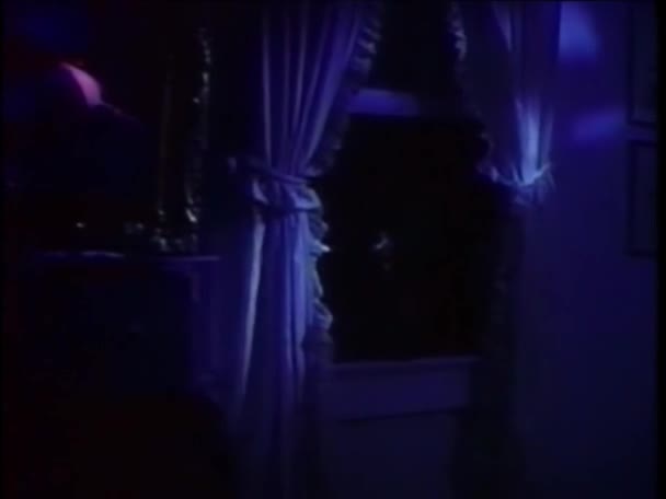 男婴高刀在夫妻床上睡的镜像反射 — 图库视频影像