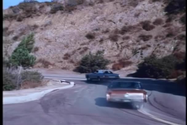 曲がりくねった山道上の高速カーチェイス — ストック動画