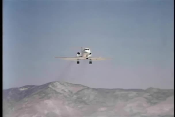 Avión Militar Aterrizando Pista — Vídeo de stock
