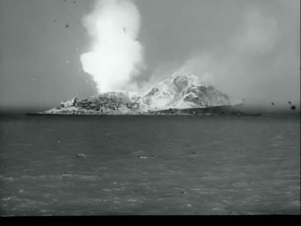 Longo Tiro Bombas Explodindo Ilha 1970 — Vídeo de Stock