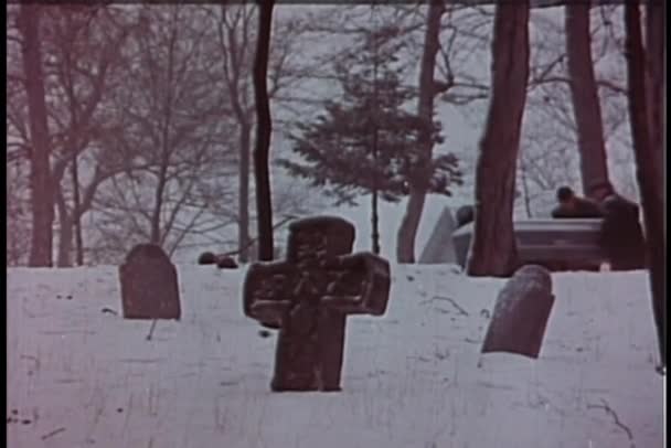 Ευρεία Βολή Των Ανδρών Μεταφέρουν Φέρετρο Μέσα Από Νεκροταφείο Χειμώνα — Αρχείο Βίντεο