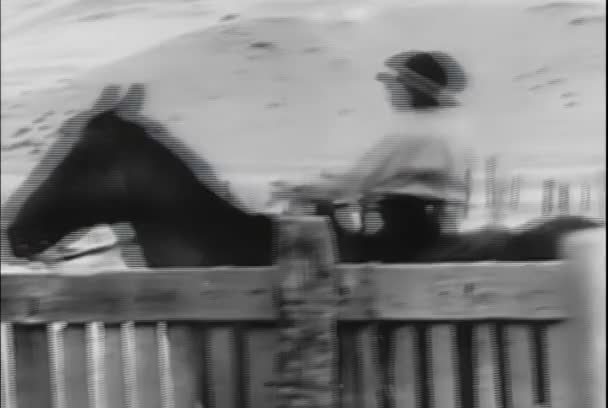 Ребенок Лошади Мимо Забора Демонтажа 1930 Годы — стоковое видео