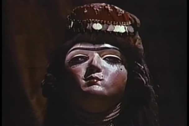 Μεγέθυνση Γυναίκα Φοράει Μάσκα Προσώπου Κούκλα — Αρχείο Βίντεο