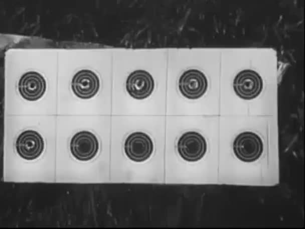 Primer Plano Los Disparos Que Impactan Práctica Tiro 1940 — Vídeo de stock