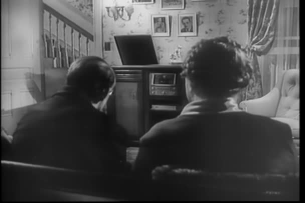 Tampilan Belakang Dari Pasangan Mendengarkan Radio Saat Duduk Sofa — Stok Video