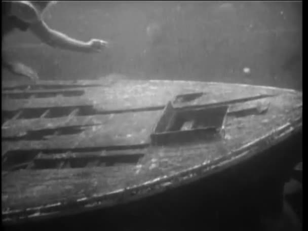 Podvodní Pohled Potápěče Zvedající Truhlu Pokladem Ztroskotání — Stock video