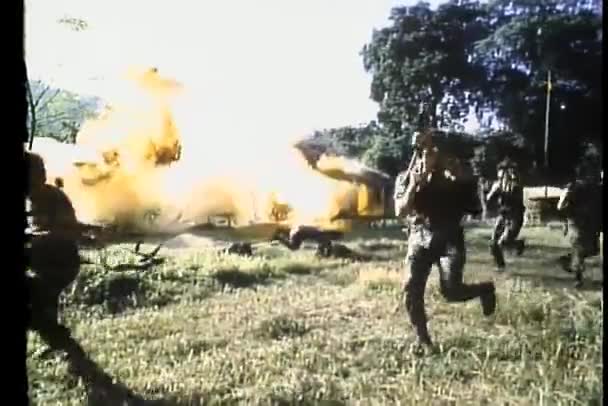 Soldados Câmara Lenta Explodir Base Militar — Vídeo de Stock