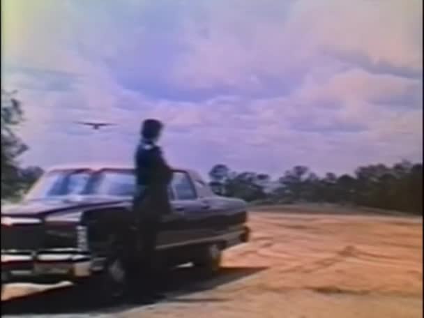 Mężczyzna Czekający Samochodem Gdy Samolot Ląduje Polu Lata — Wideo stockowe