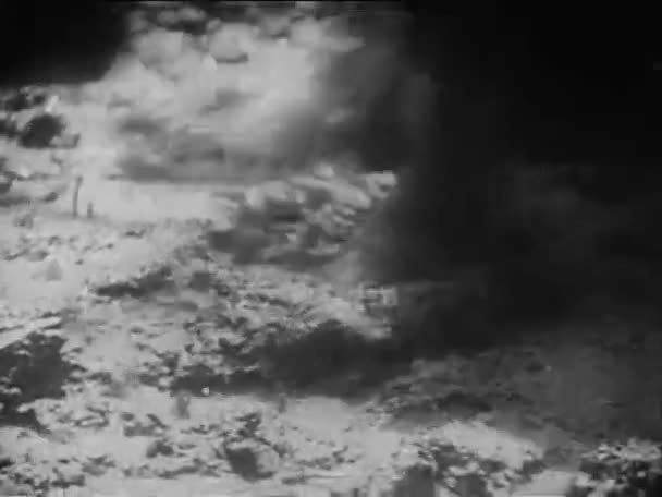 Voeten Van Mensen Als Door Modder Lopen Tijdens Regenval 1930 — Stockvideo