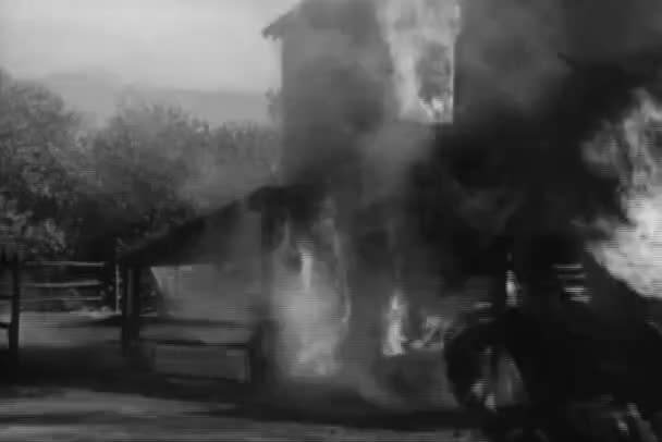 Representación Del Soldado Corriendo Hacia Establo Combustión 1930 — Vídeos de Stock