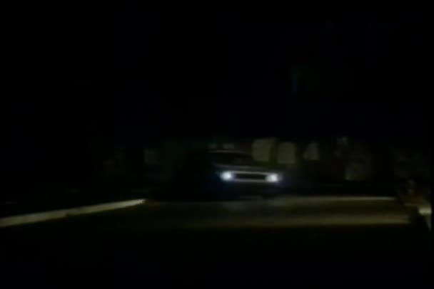 Carro Perseguido Por Pickup Caminhão Noite — Vídeo de Stock