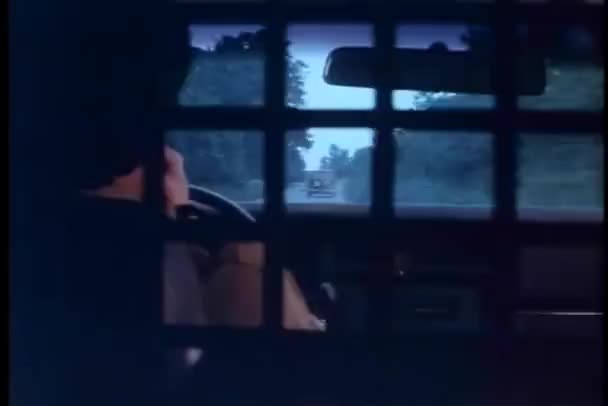 警察容疑者の追求のバンの内部の背面図 — ストック動画