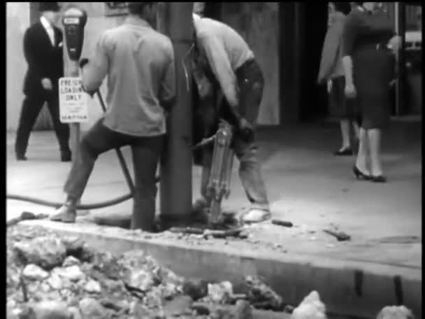Jackhammering 沥青在城市的街头 年代的工人 — 图库视频影像