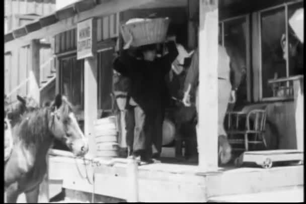Zwei Asiatische Männer Mit Wäschekörben Auf Dem Kopf 1930Er Jahre — Stockvideo