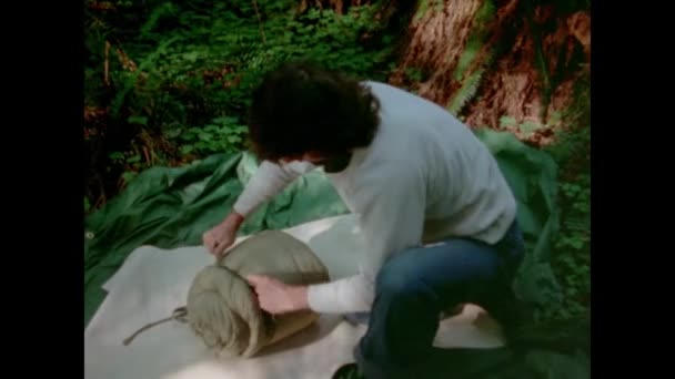 Человек Завязывающий Спальный Мешок Лесу 1970 Годы — стоковое видео