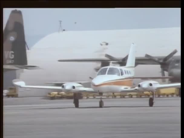 Soukromé Letadlo Pohybující Letištní Ploše Letech — Stock video