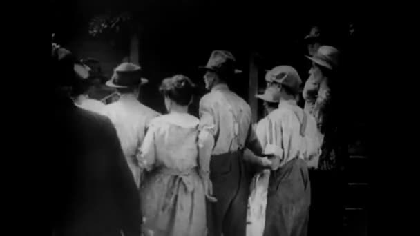 Vue Arrière Grand Groupe Personnes Rassemblant Extérieur Années 1920 — Video