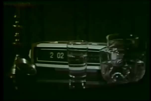 ナイト テーブル の表示をズーム アウトする 1970 年代時計 — ストック動画