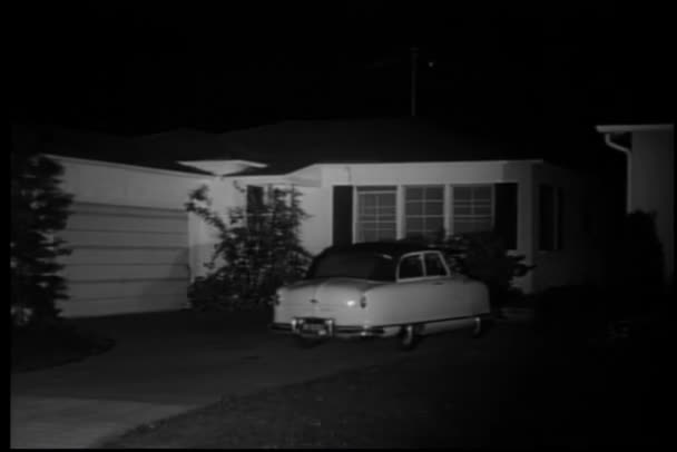 1950 Évek Autója Lehúzódik Kertvárosi Felhajtóról Éjszaka — Stock videók