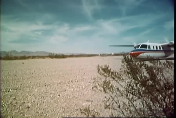 Prywatny Samolot Lądujący Ziemi Pośrodku Pustkowia — Wideo stockowe