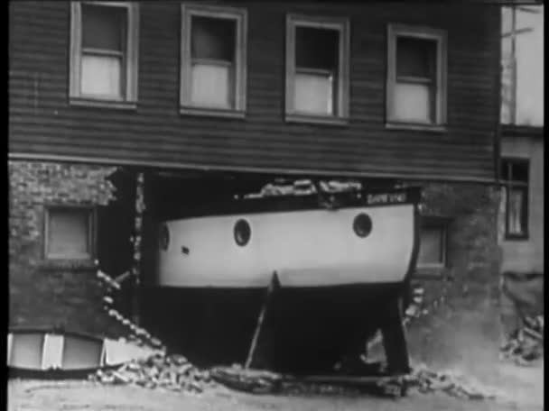 Barca Deplasează Prin Casa Prăbușită Anii 1920 — Videoclip de stoc