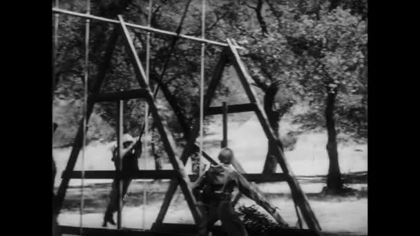 Soldado Balançando Durante Treinamento Básico Década 1940 — Vídeo de Stock