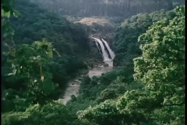 Belo Retro Zoom Para Cachoeira Fundo Natureza — Vídeo de Stock