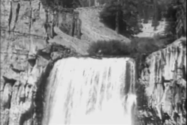 Canoa Caindo Cachoeira Mamute Lakes — Vídeo de Stock