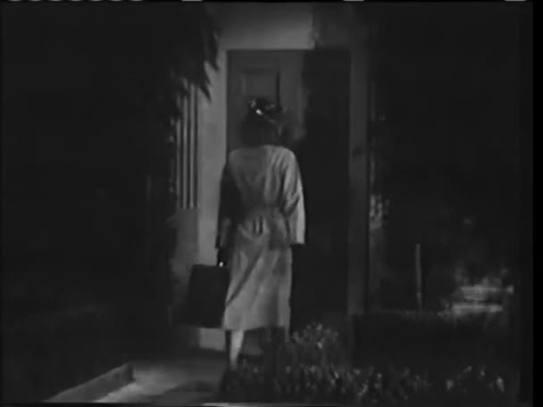 Rückansicht Einer Frau Mit Aktentasche Die Die Haustür Klopft 1940Er — Stockvideo