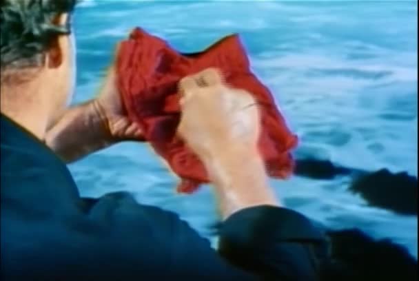 Uomo Svolgersi Sciarpa Rossa Trovare Collana All Interno 1960 — Video Stock