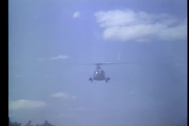 Helikopter Afvuren Raket Grove — Stockvideo