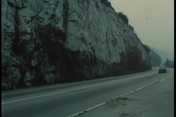 Samochód Jechal Górskiej Drogi Przez Tunel — Wideo stockowe