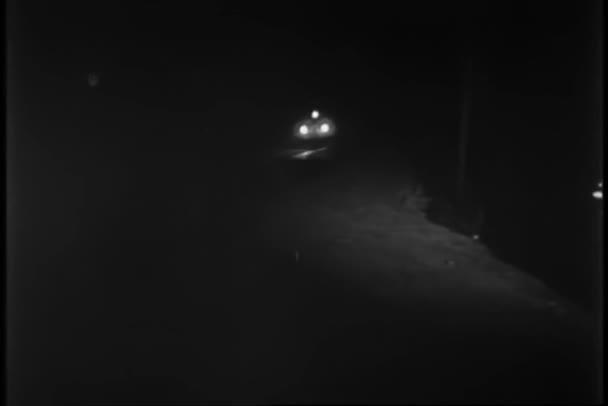 Ασθενοφόρο Που Ταξιδεύει Επαρχιακό Δρόμο Νύχτα 1950 — Αρχείο Βίντεο