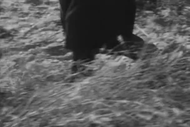 Nízká Část Pohled Osobu Botách Chůzi Polní Cestě 1930S — Stock video