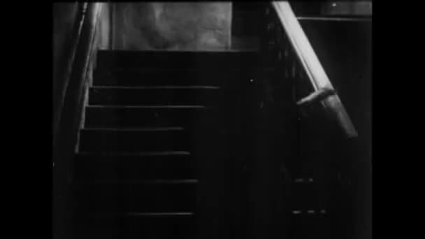 Rückansicht Einer Frau Die Haus Die Treppe Hochläuft 1930Er Jahre — Stockvideo
