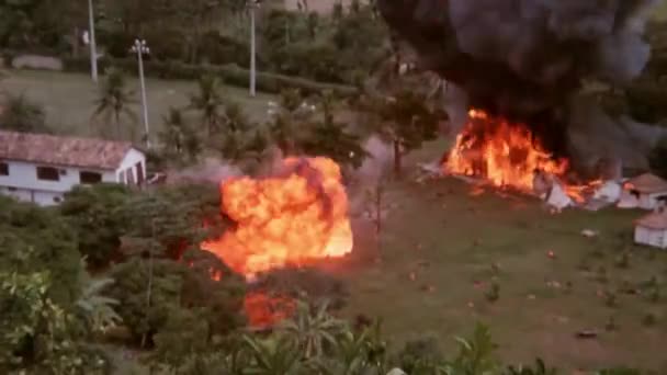 Övergången Skott Hus Exploderande Eld 1980 Talet — Stockvideo