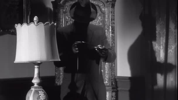 泥棒が家の中に 1950 年代の電気配線を切断 — ストック動画
