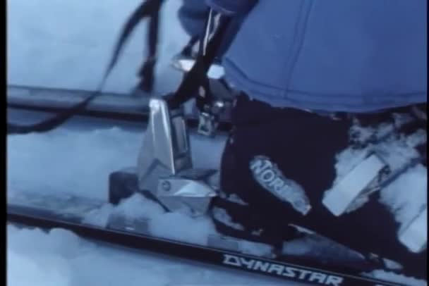 Esquiador Desapertando Suas Botas Esqui — Vídeo de Stock