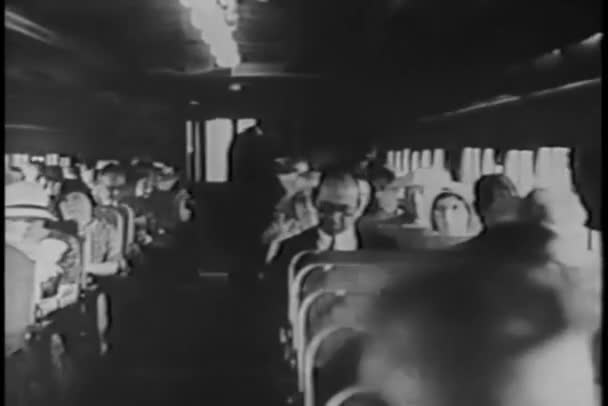 Επιβάτες Κάθονται Τρένο Ενώ Αγωγός Ελέγχει Εισιτήρια — Αρχείο Βίντεο