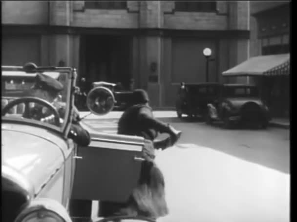 Žena Unikající Policejního Auta Běží Ulici 1930 — Stock video