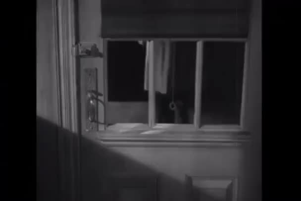 ドアを開ける男の虎 扉を開ける男の虎 — ストック動画