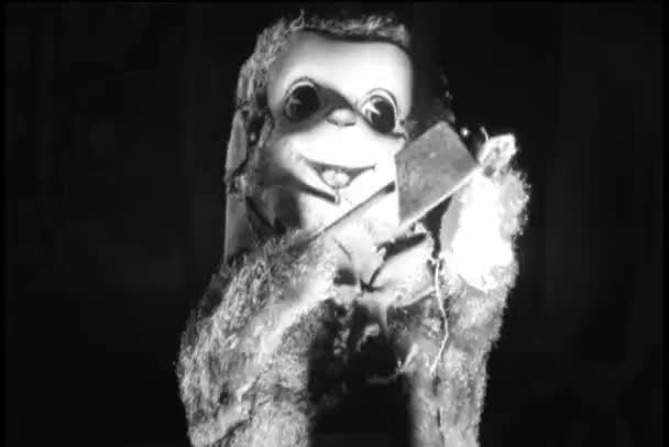 Szczegół Zabawka Małpa Siekierą — Wideo stockowe