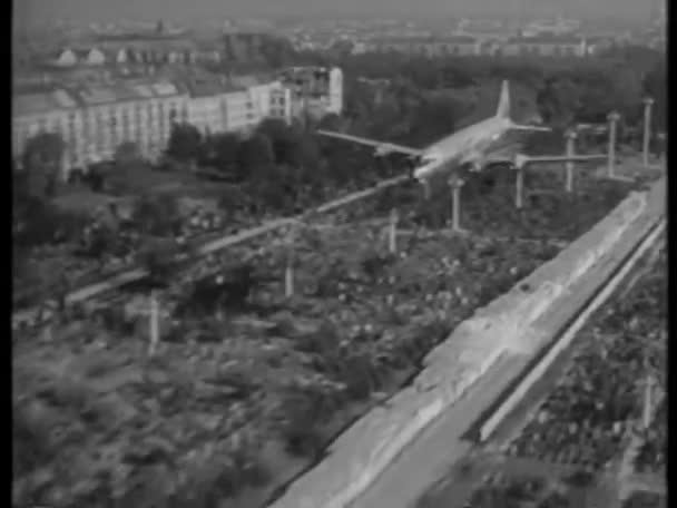 1940 Larda Savaş Uçağının Iniş Pistine Havadan Görüntüsü — Stok video